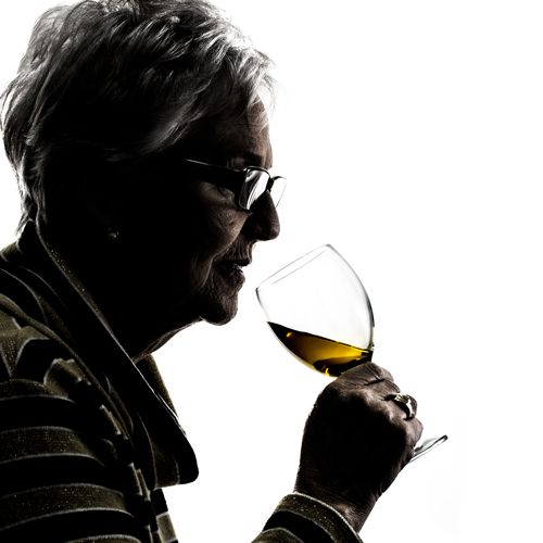 Ramona García López catando aceite de oliva